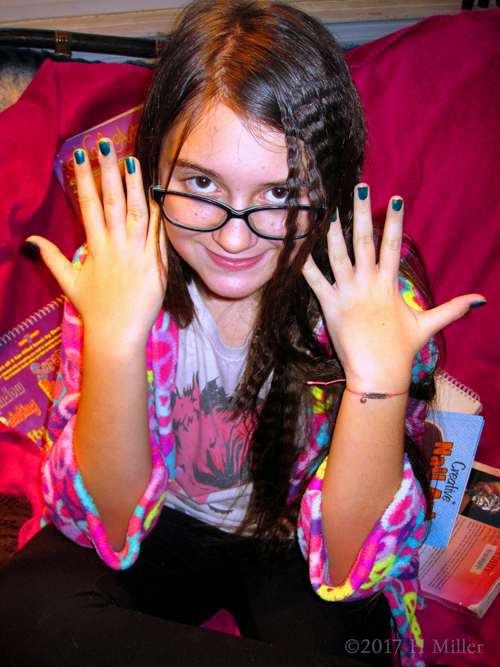 Classic Kids Mani And Crimped Girls Hairstyle Is So Much Fun! Classic Kids Mani And Crimped Girls Hairstyle Is So Much Fun!