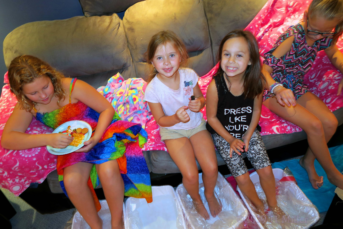Dedicated Determination! Kids Spa Party Guests Snacking And Getting Kids Pedis! 1