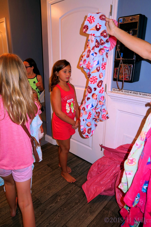 Beautify Me In A Blue Kids Spa Robe! Beautify Me In A Blue Kids Spa Robe!