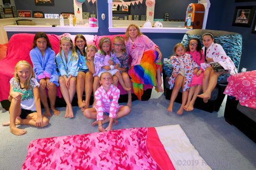 Glowing Guests! Group Photo For The Kids Spa Party! Glowing Guests! Group Photo For The Kids Spa Party!