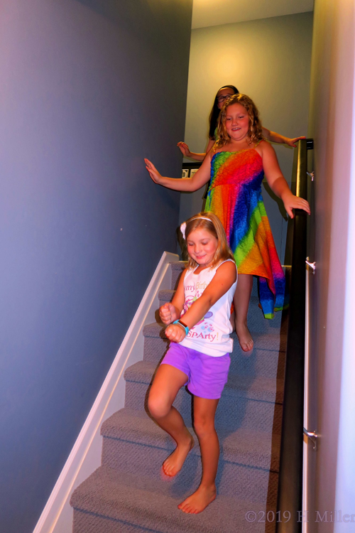 Grand Entrance! Kids Spa Party Guests Arrive! Grand Entrance! Kids Spa Party Guests Arrive!