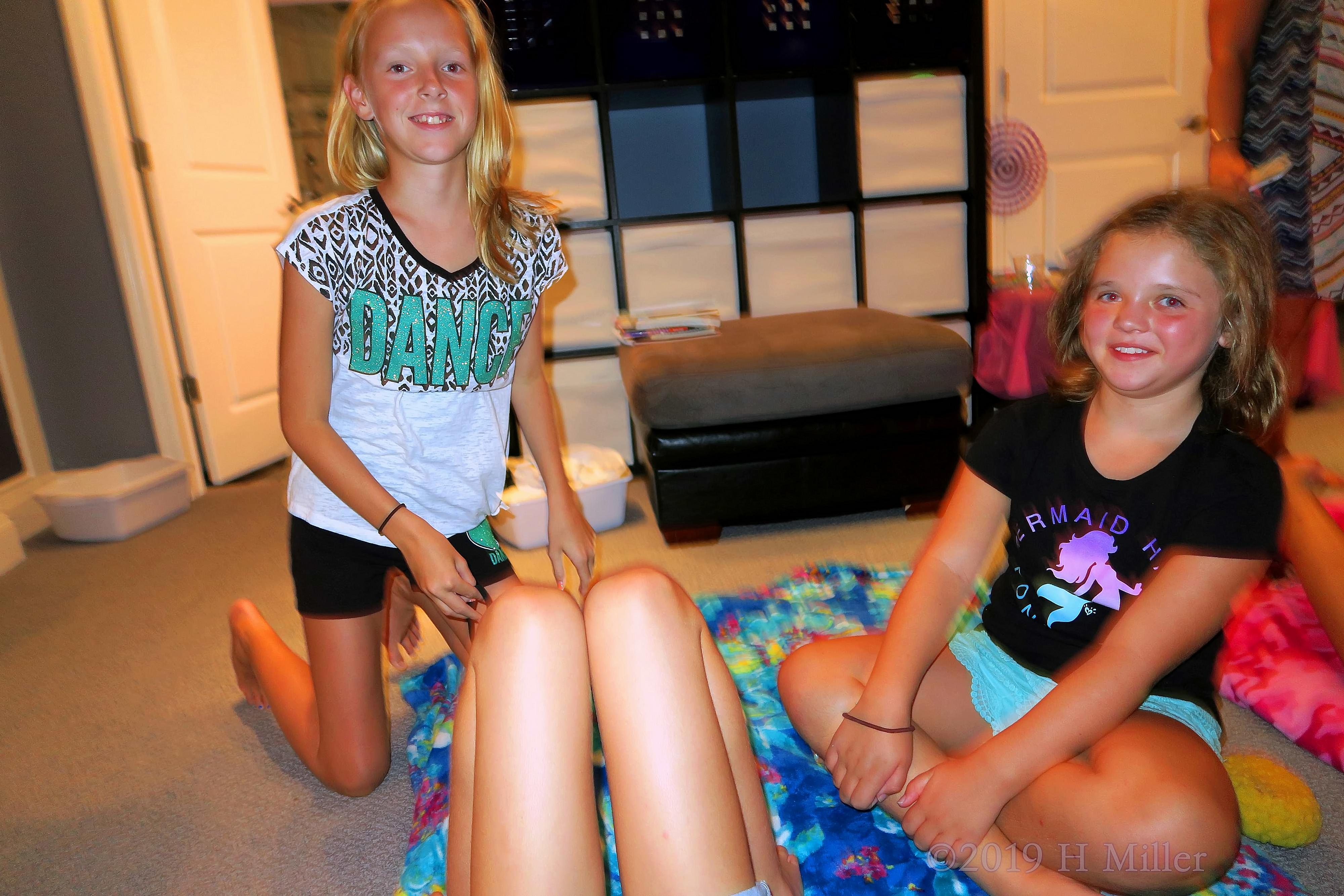 Chilling While Their Friend Gets Her Spa Treatment! Chilling While Their Friend Gets Her Spa Treatment!