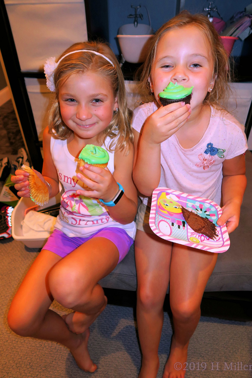 Brilliant Biting! Spa Party Guests Eat Tasty Treats! Brilliant Biting! Spa Party Guests Eat Tasty Treats!