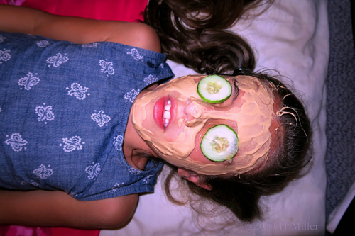Can't See Trouble! Kids Facials At The Spa Party! 
