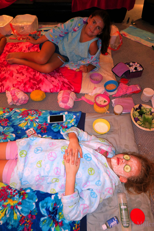 Chilling In A Row! Kids Facials Are More Fun With Friends! Chilling In A Row! Kids Facials Are More Fun With Friends!