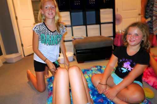 Chilling While Their Friend Gets Her Spa Treatment! Chilling While Their Friend Gets Her Spa Treatment!