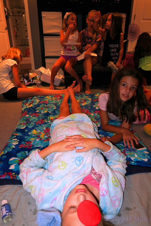 Everybody Snack! Except This Guest, She Is Ready To Relax With A Girls Facial! Everybody Snack! Except This Guest, She Is Ready To Relax With A Girls Facial!