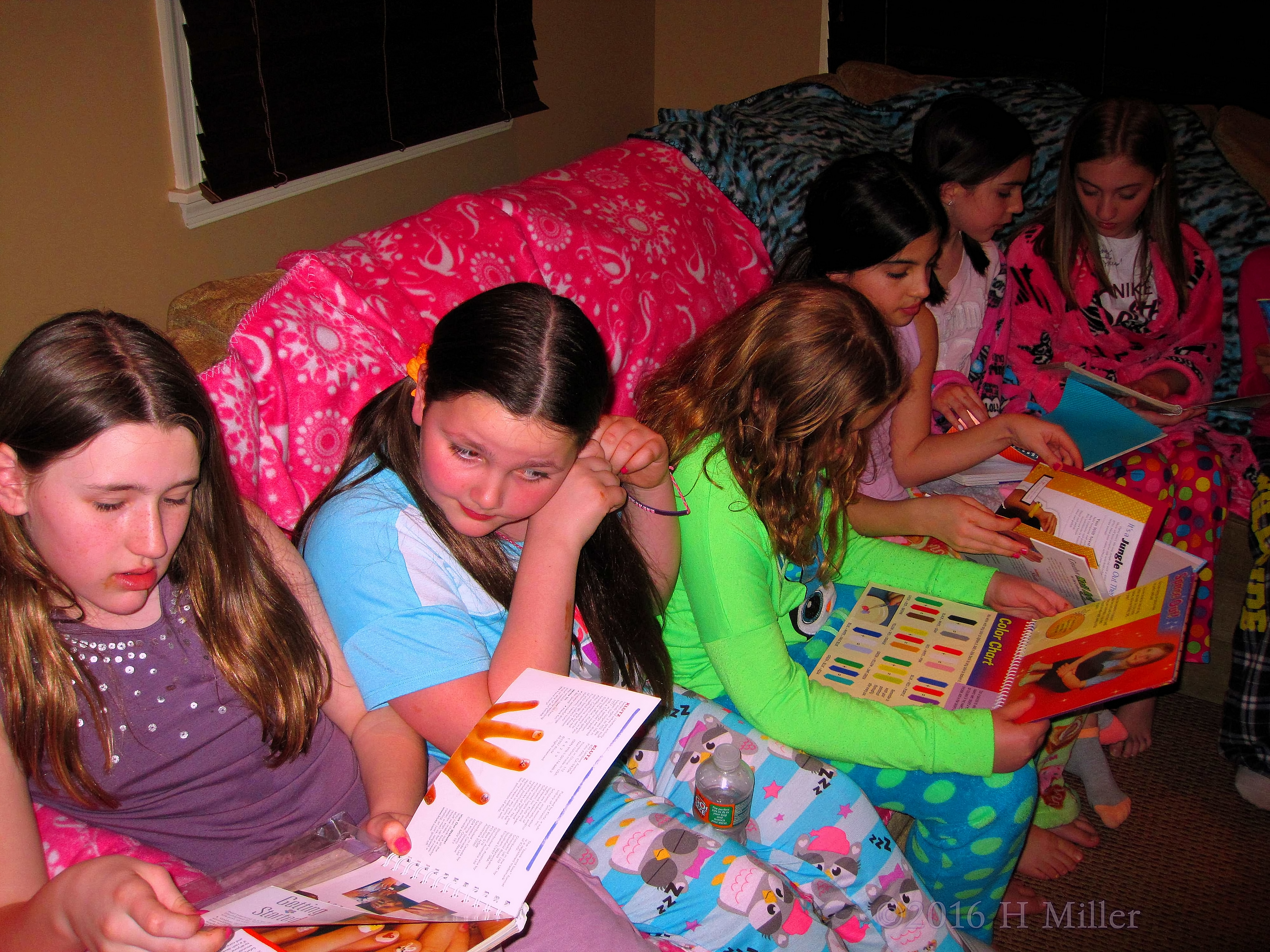 Choosing The Best Nail Art From The Idea Books. 