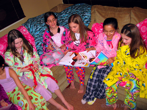 The Girls Are Excited To Choose The Best Nail Art! The Girls Are Excited To Choose The Best Nail Art!