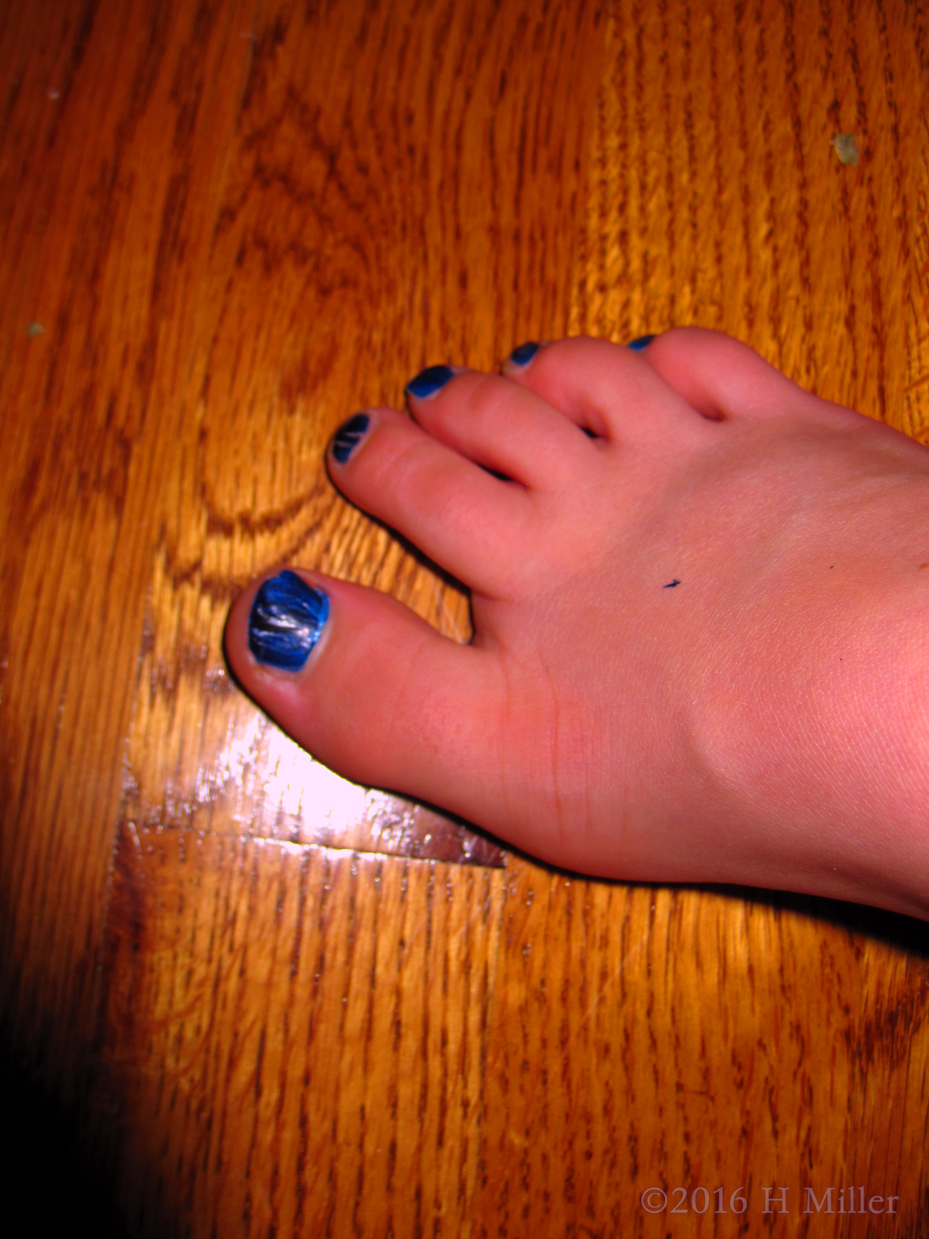 That Black Shatter Girls Pedicure Looks Super Cool! That Black Shatter Girls Pedicure Looks Super Cool!