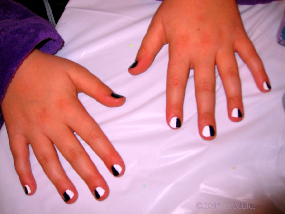 Super Cool Black And White Contrasting Girls Mini Manicure! 