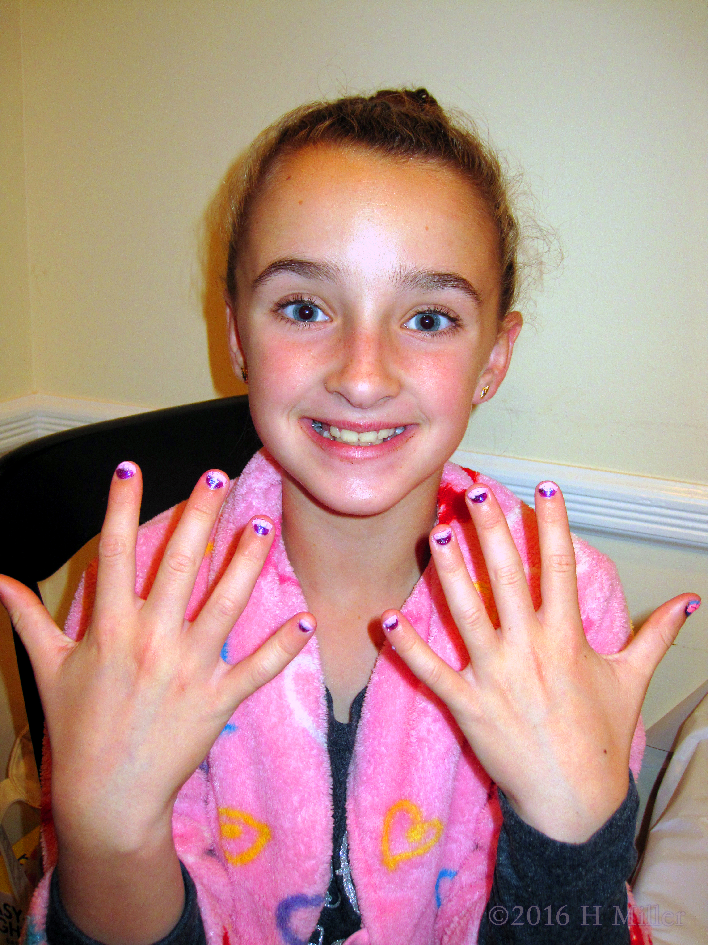 Manicure For Girls Brings Big Smiles! Manicure For Girls Brings Big Smiles!