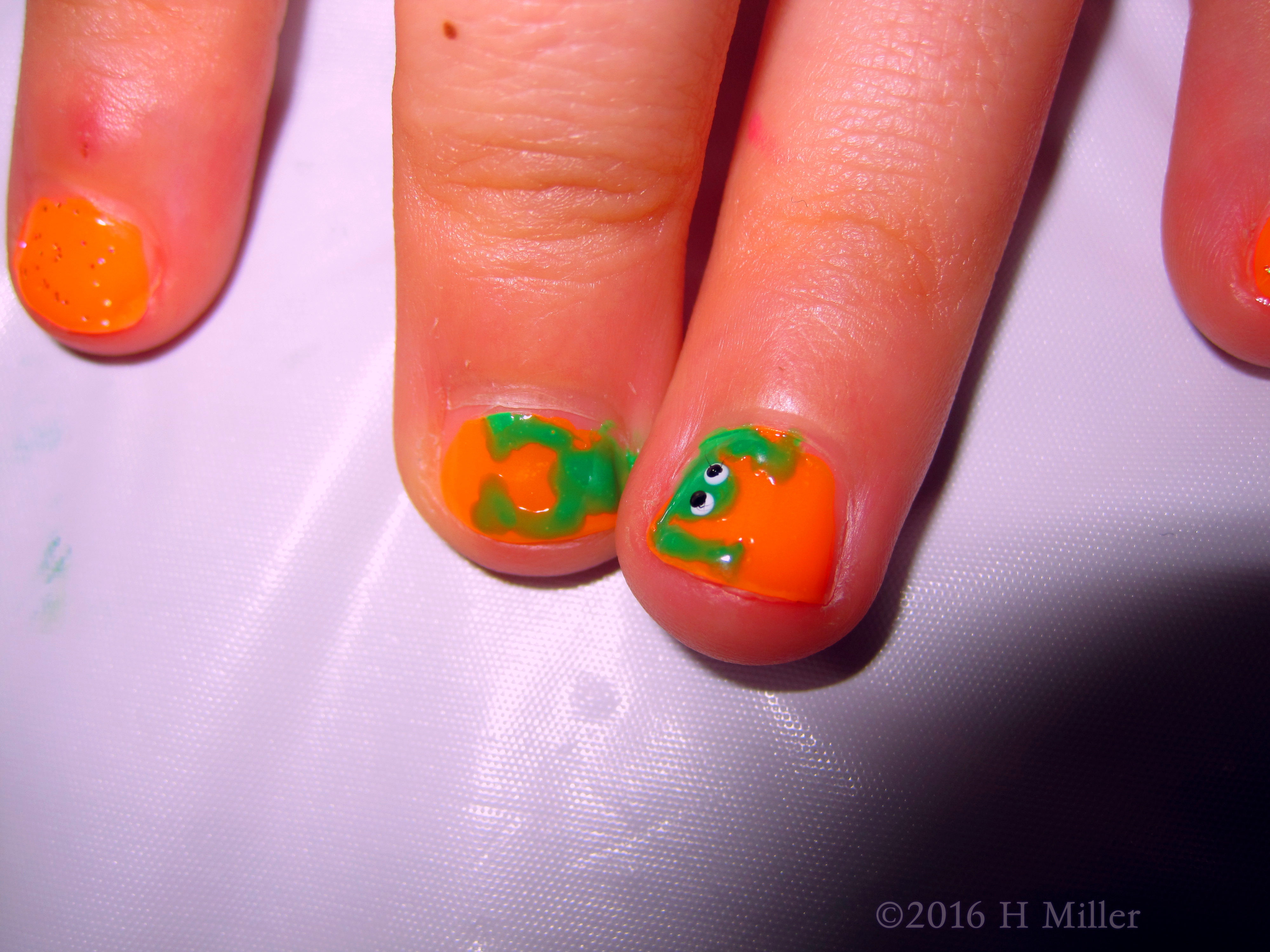 The Froggy Is Leaping Across Her Nails! What A Cute Manicure For Kids! The Froggy Is Leaping Across Her Nails! What A Cute Manicure For Kids!