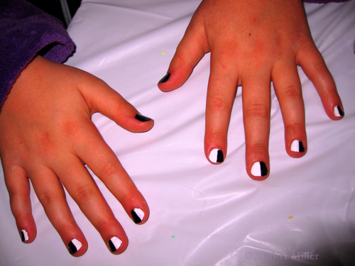 Black And White Contrast Girls Manicure.