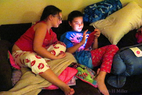 Girls Chillin. Girls Chillin.