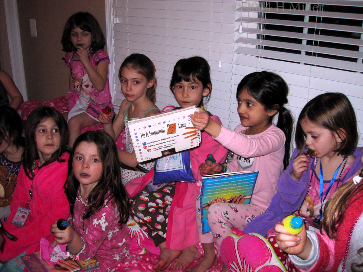 Looking At The Nail Art Books While Receiving Lanyards Looking At The Nail Art Books While Receiving Lanyards