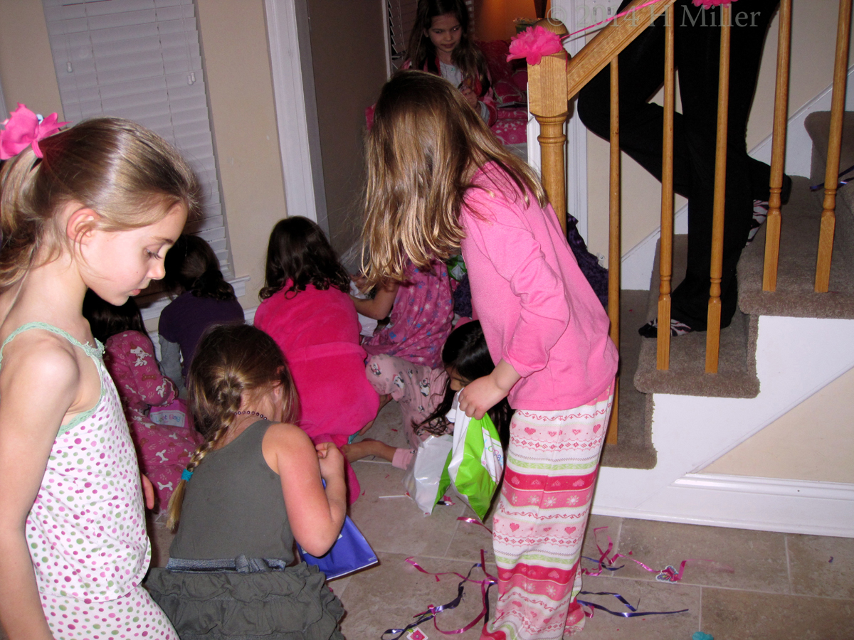 Super Cool! The Pinata Finally Burst! Super Cool! The Pinata Finally Burst!