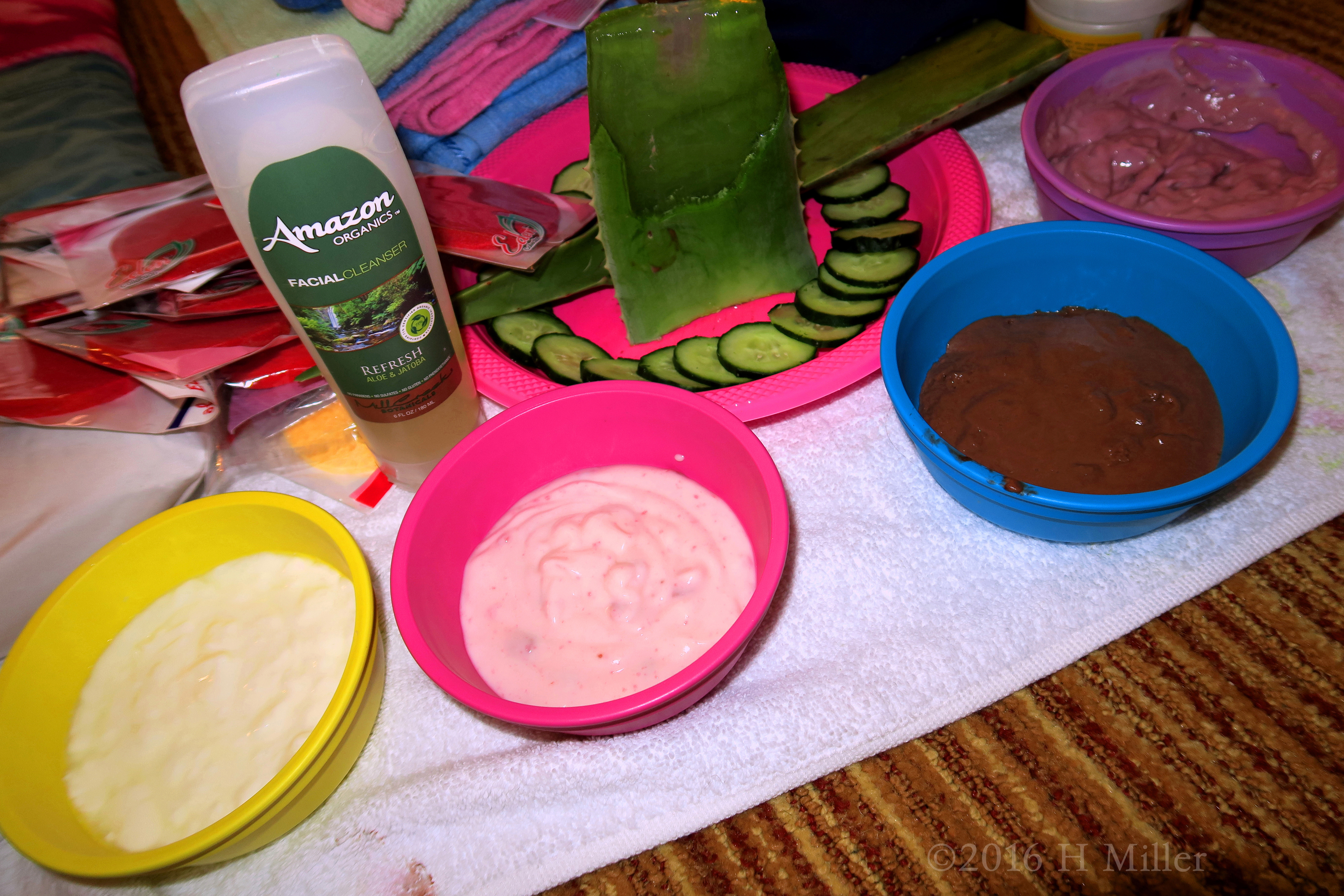 Kids Facial Mask Choices Include Blueberry, Chocolate, Vanilla, And Strawberry! Note The Fresh Aloe Leaf And Cuke Slices. 