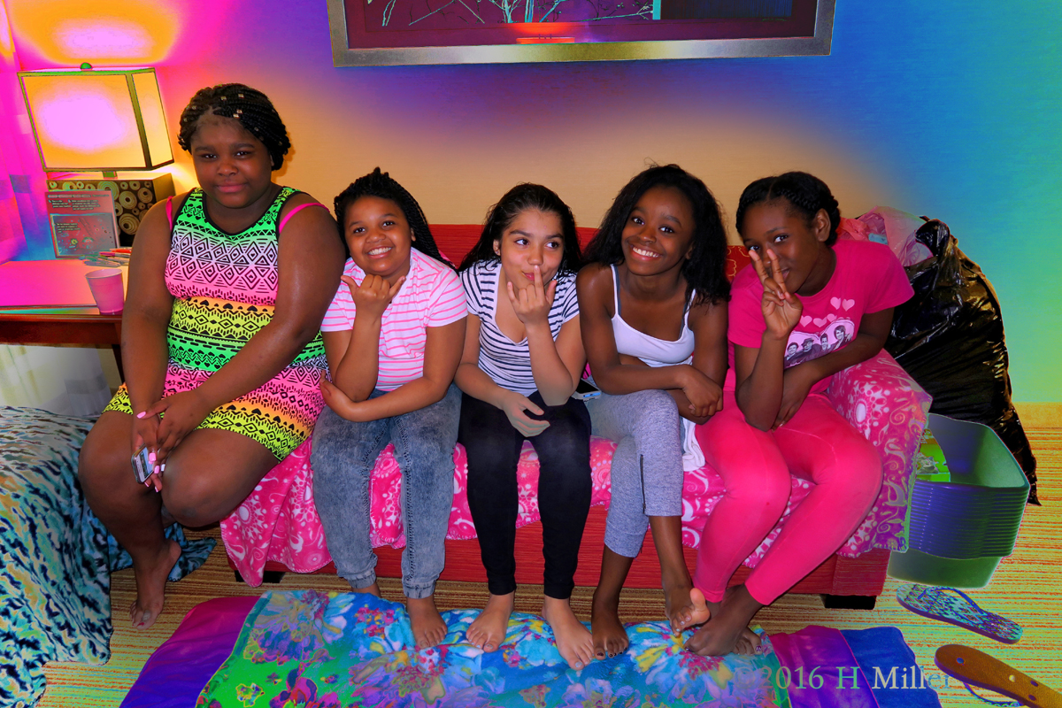 Brite Alteration Chanell Group Pic For Her Spa Birthday Party. 