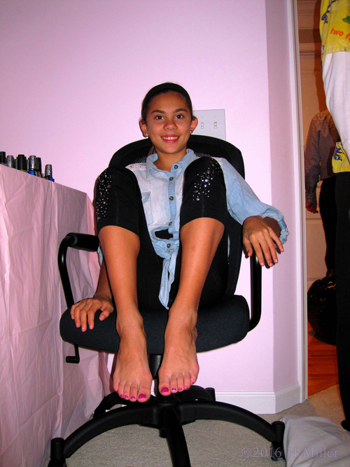 Showing Her Kids Pedicure! Showing Her Kids Pedicure!