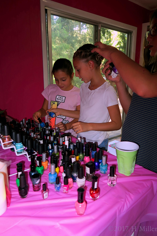 Girls Are Picking Out Their Favorite Nail Polish Shades Girls Are Picking Out Their Favorite Nail Polish Shades