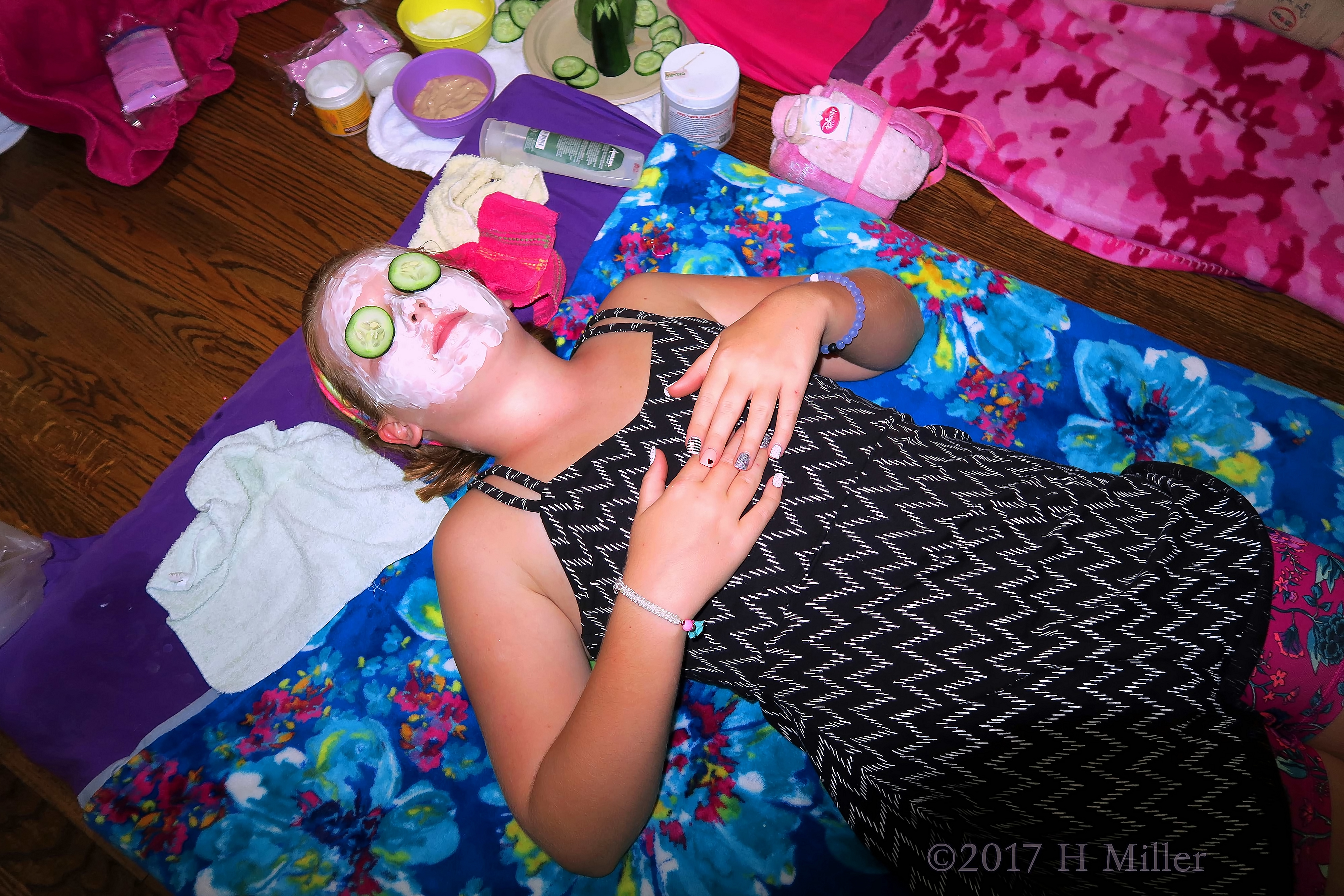 Feel The Stress Drain Away As You Relax During The Facial For Girls! Feel The Stress Drain Away As You Relax During The Facial For Girls!