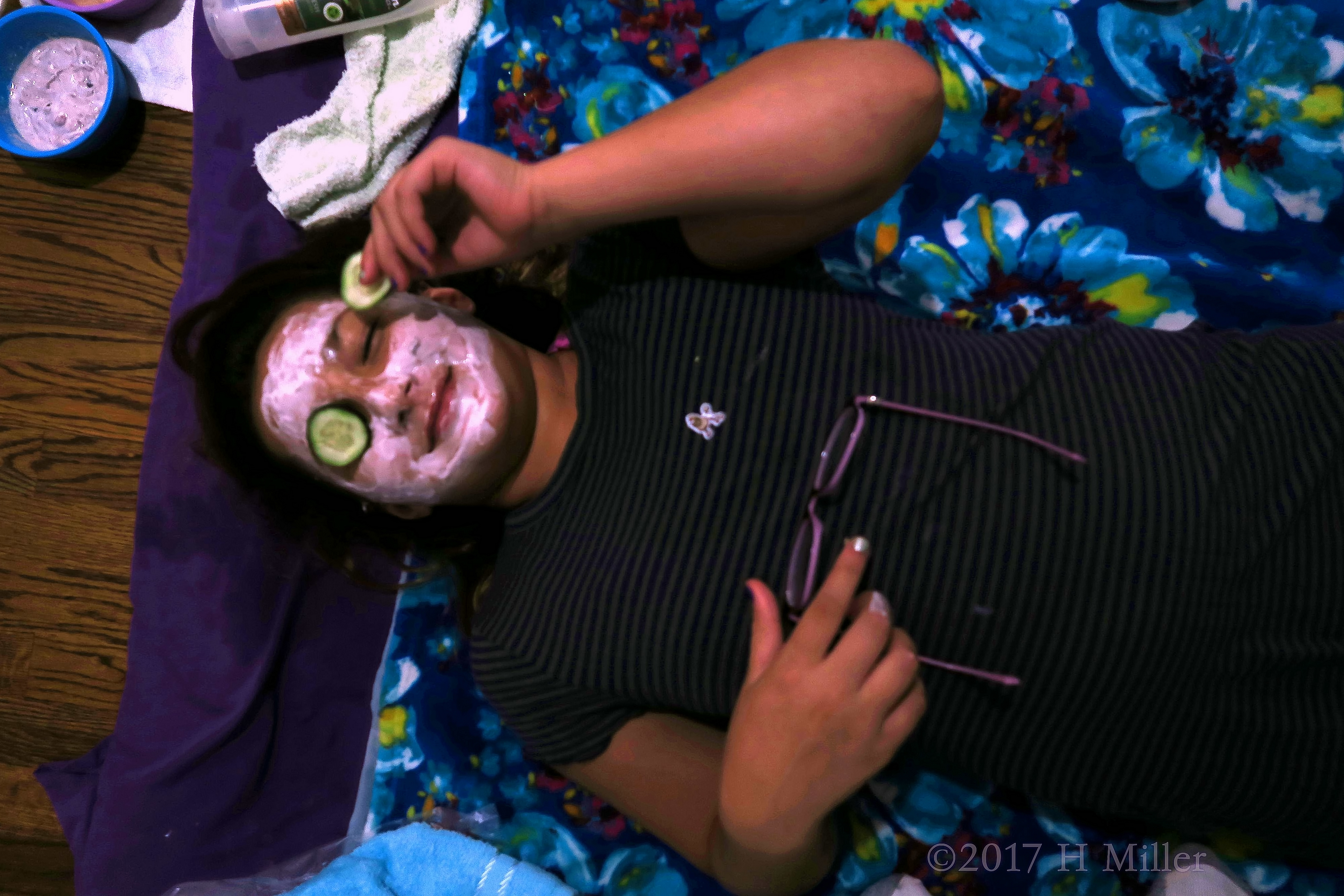 Peeking Around Her Cukes During Girls Facials!! Peeking Around Her Cukes During Girls Facials!!