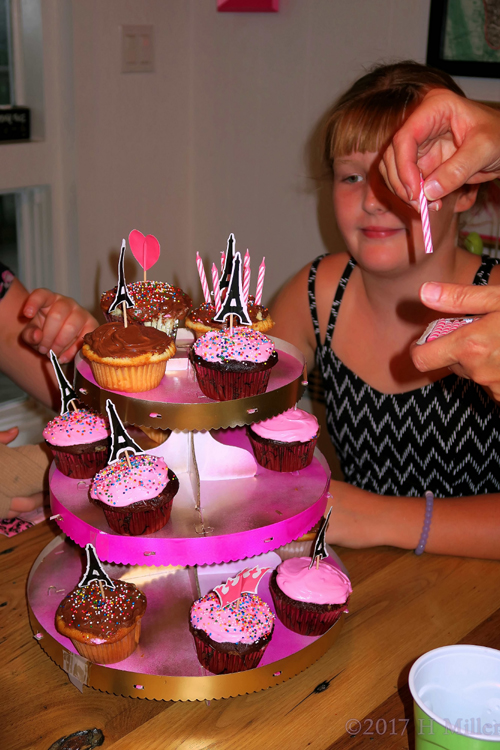 That Kids Birthday Cupcake Stand Looks Delicious !!!