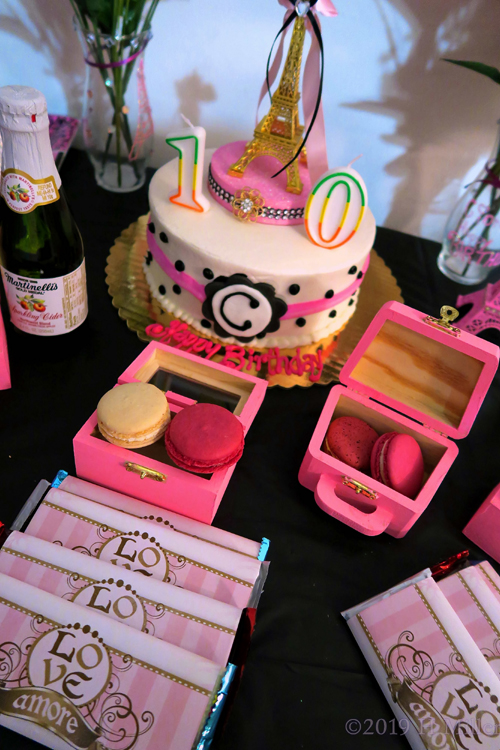 Cake With Macaroons And Love Napkins Cake With Macaroons And Love Napkins