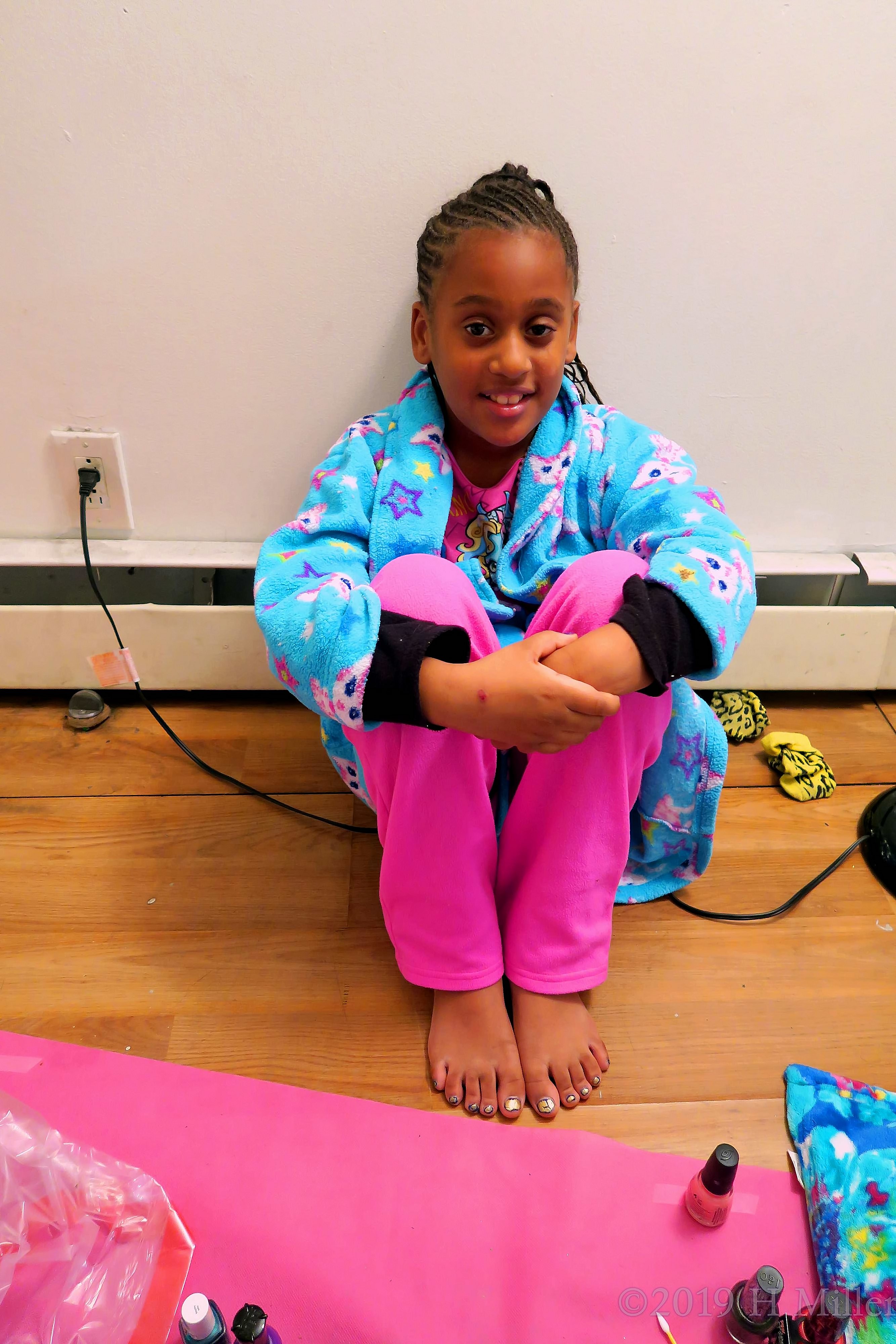 Gold Crackle Girls Pedicure With A Cat Spa Robe Gold Crackle Girls Pedicure With A Cat Spa Robe