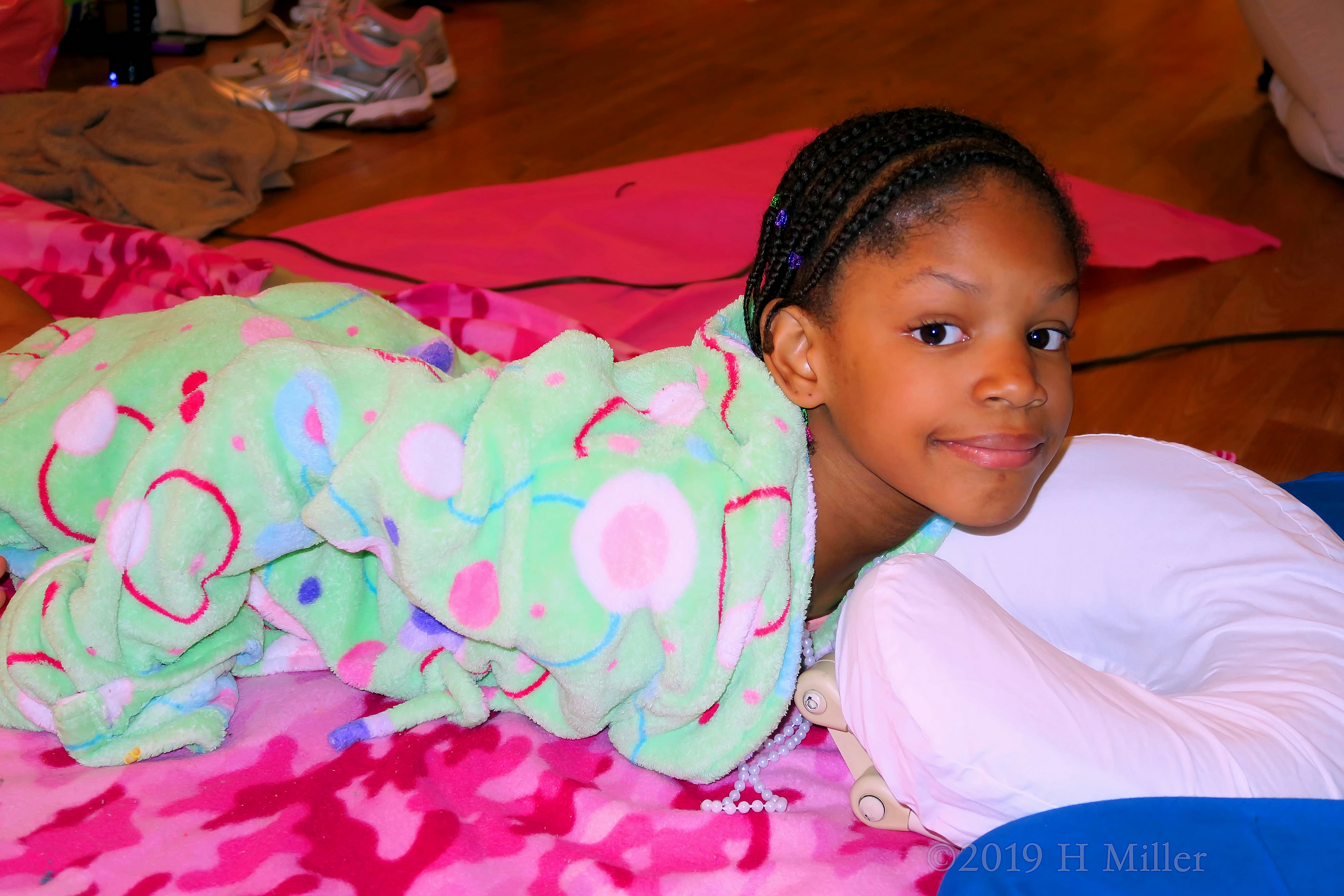 Green Robed Guest On Pink Spa Mat, Getting Her Kids Massage! Green Robed Guest On Pink Spa Mat, Getting Her Kids Massage!