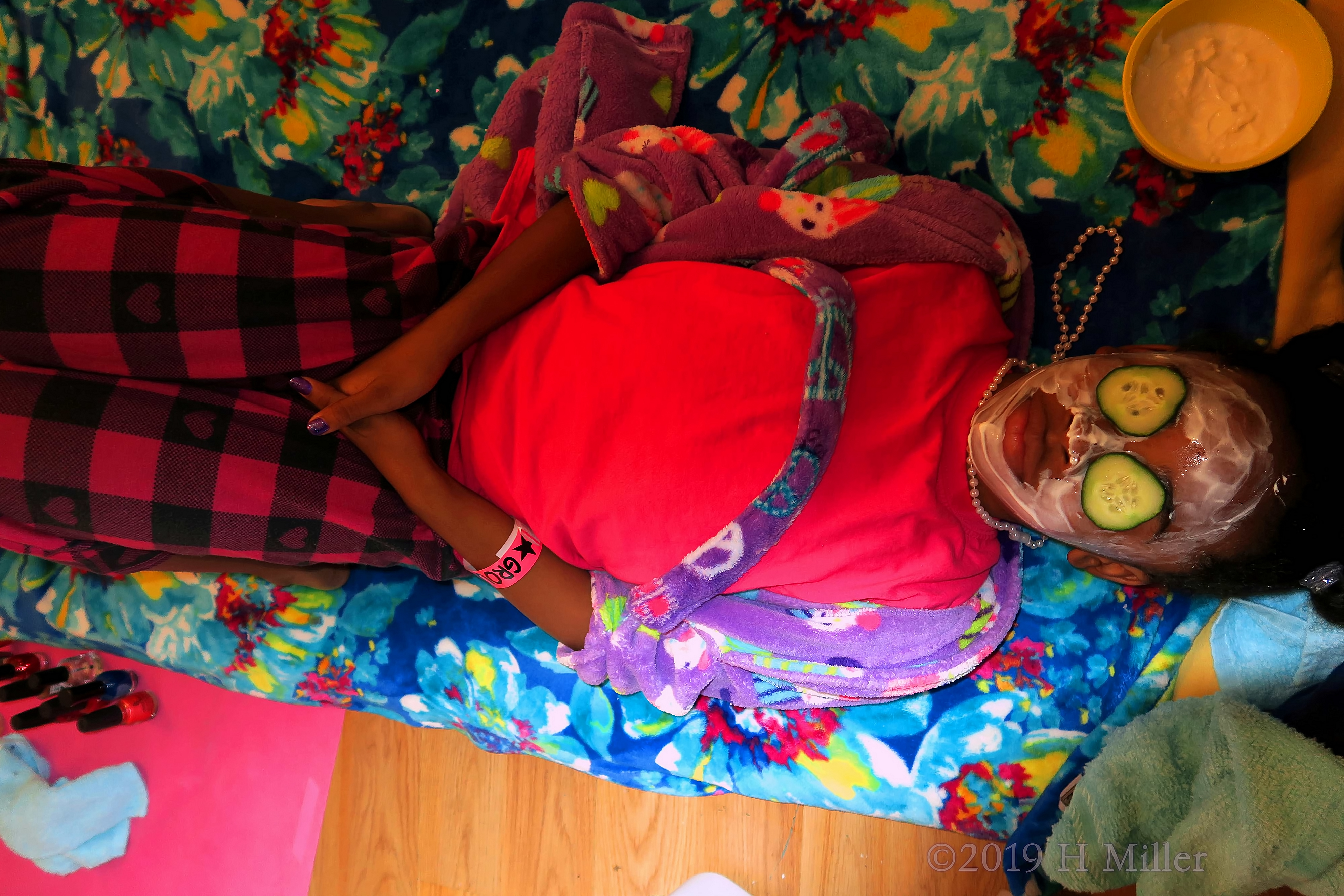 Purple Cupcake Robed Guest With Girls Facial Purple Cupcake Robed Guest With Girls Facial