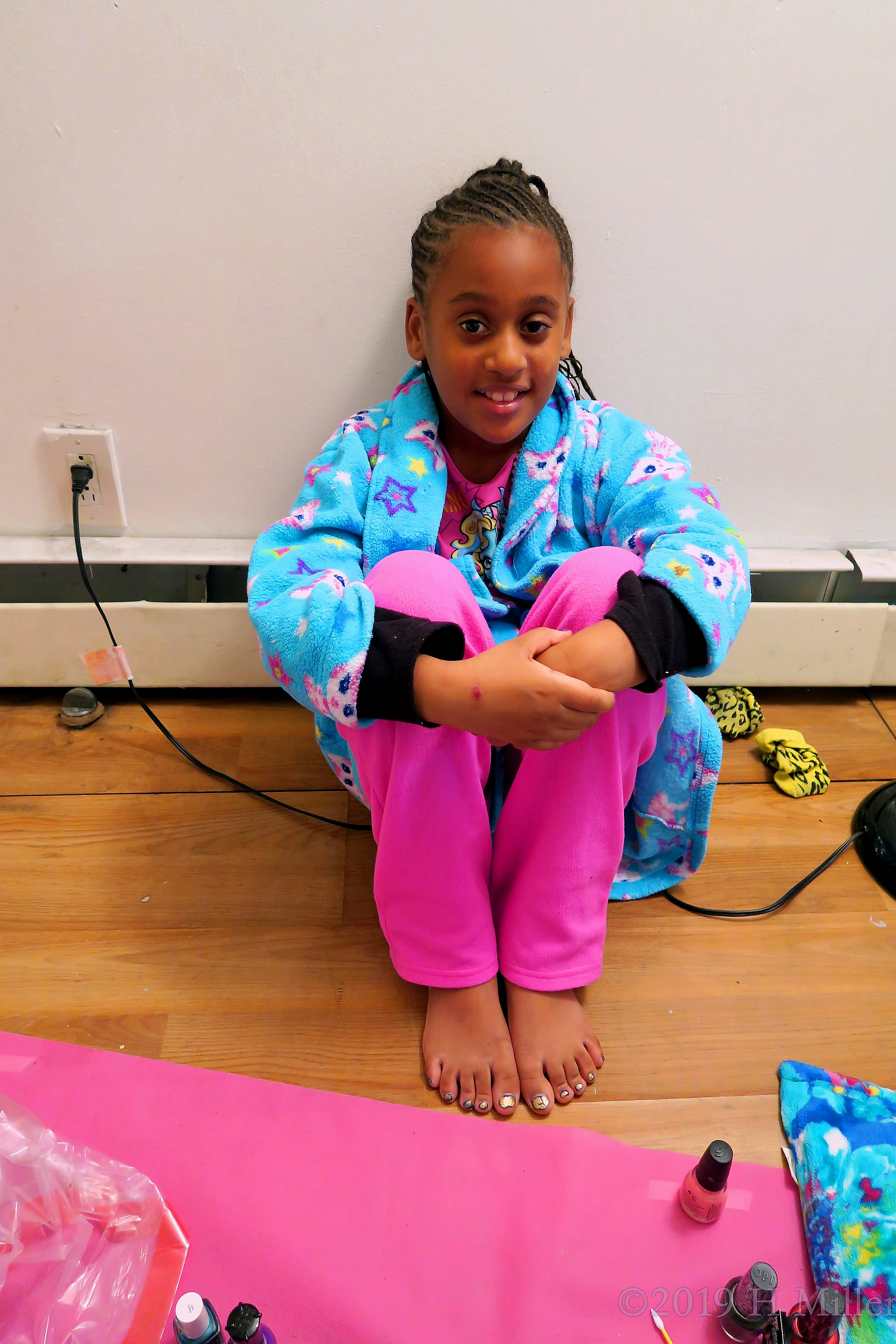 Spa Guest With Gold And Black Crackle Pedicure For Kids Spa Guest With Gold And Black Crackle Pedicure For Kids