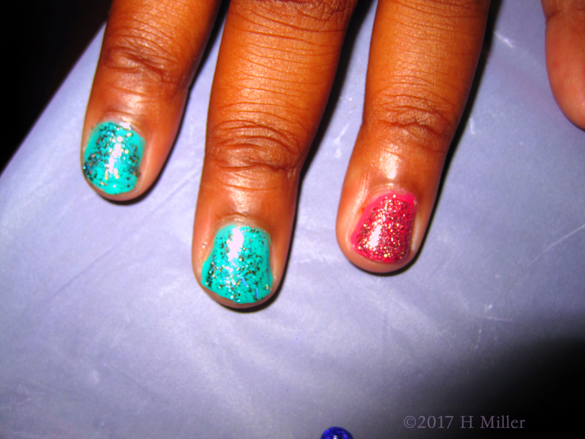 Red And Green Glittery Mini Manicure Looks Great. 