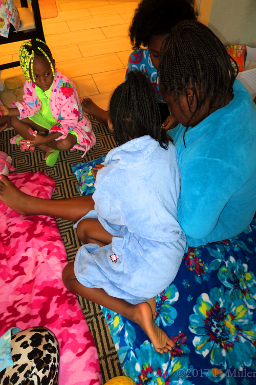 Birthday Girl Chilling With Her Friends At The Spa Party! Birthday Girl Chilling With Her Friends At The Spa Party!