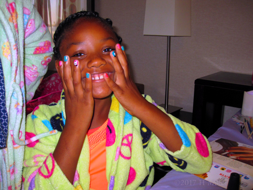 She Feels So Happy After Her Pretty Girls Mani She Feels So Happy After Her Pretty Girls Mani