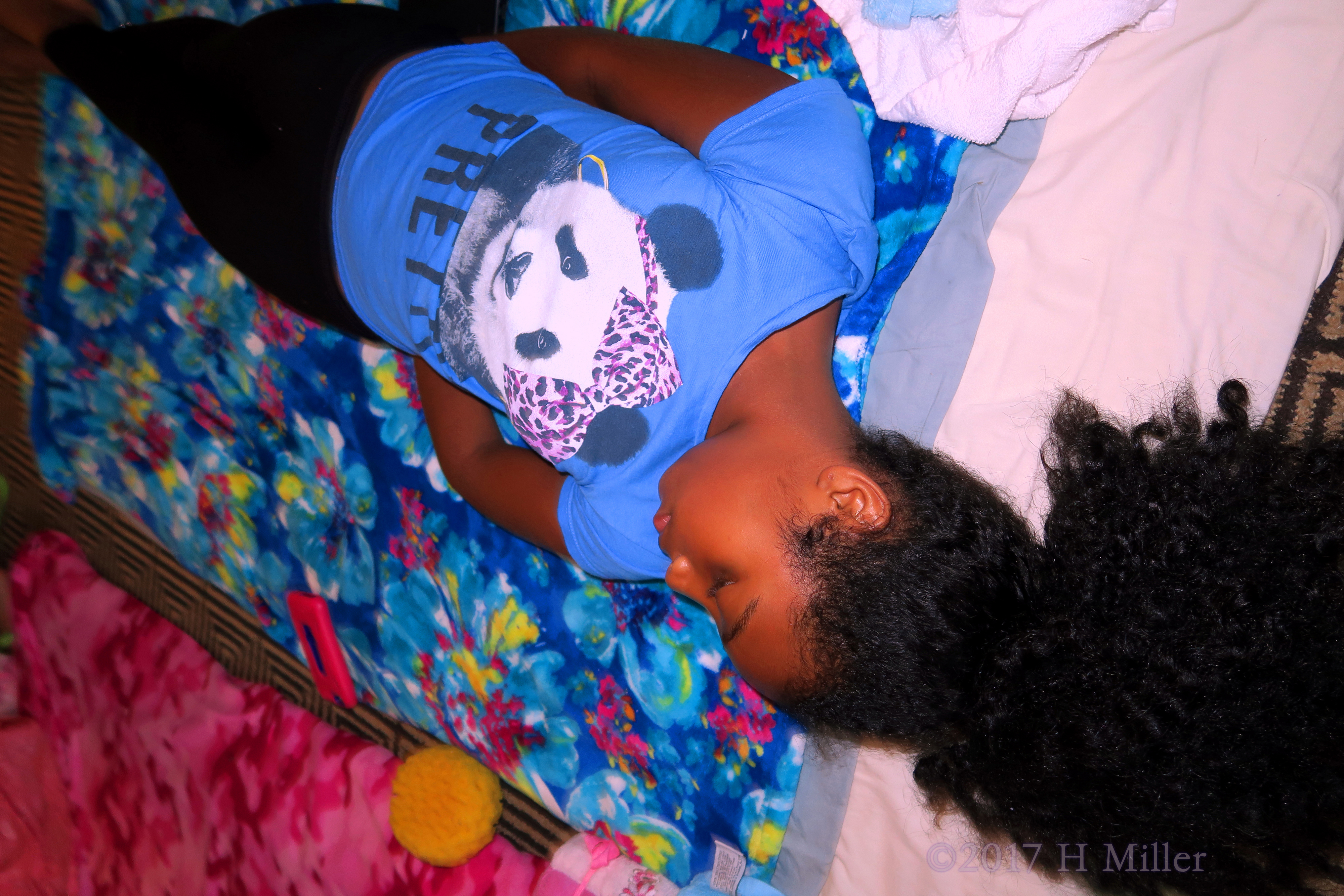 A Side View While She's Waiting For Her Girls Facial! A Side View While She's Waiting For Her Girls Facial!