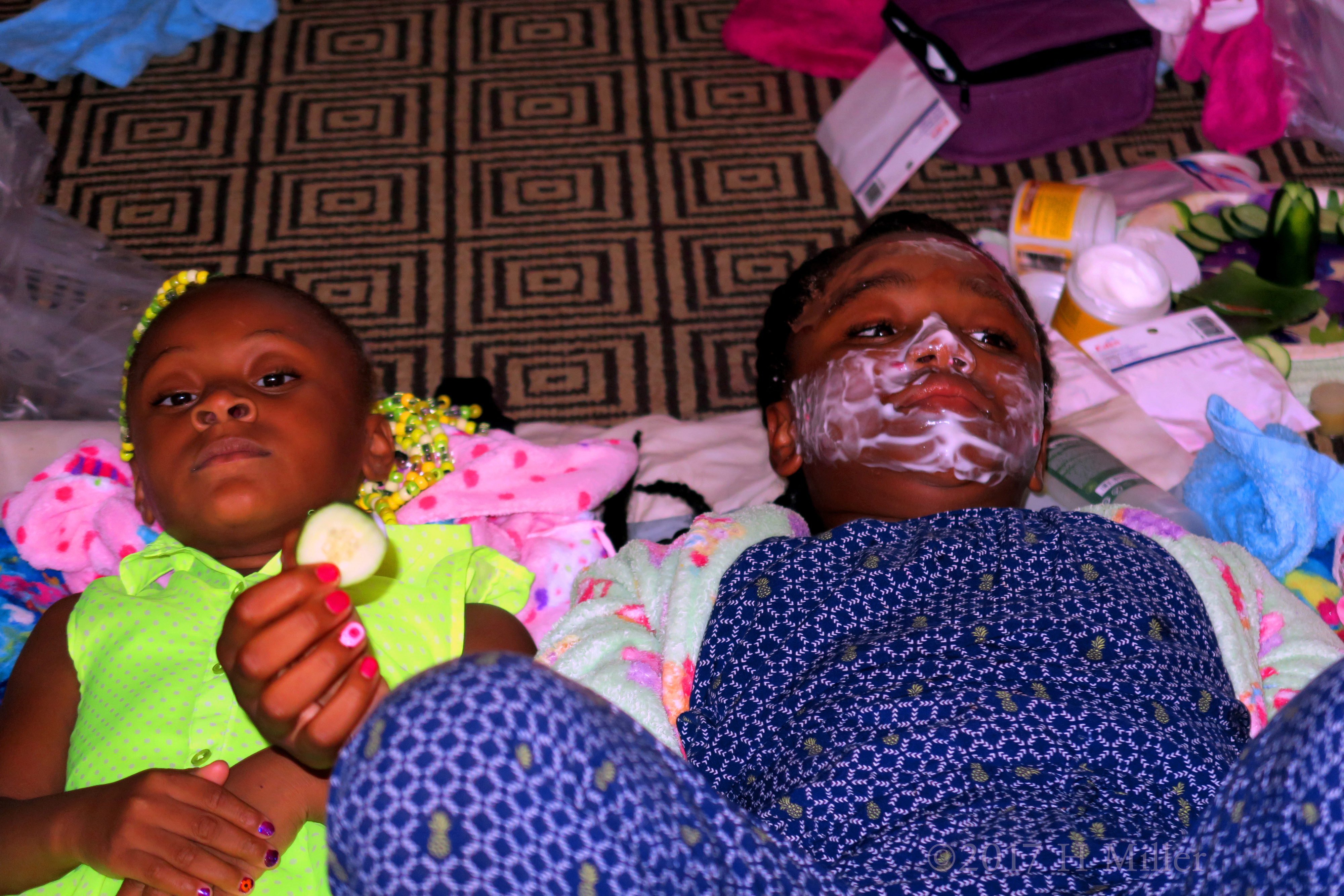 She Takes The Cukes Off Her Eyes As Girls Facial Time Is About To End! She Takes The Cukes Off Her Eyes As Girls Facial Time Is About To End!