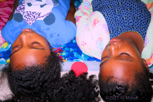 These Friends Lie Together For Their Kids Facial! These Friends Lie Together For Their Kids Facial!