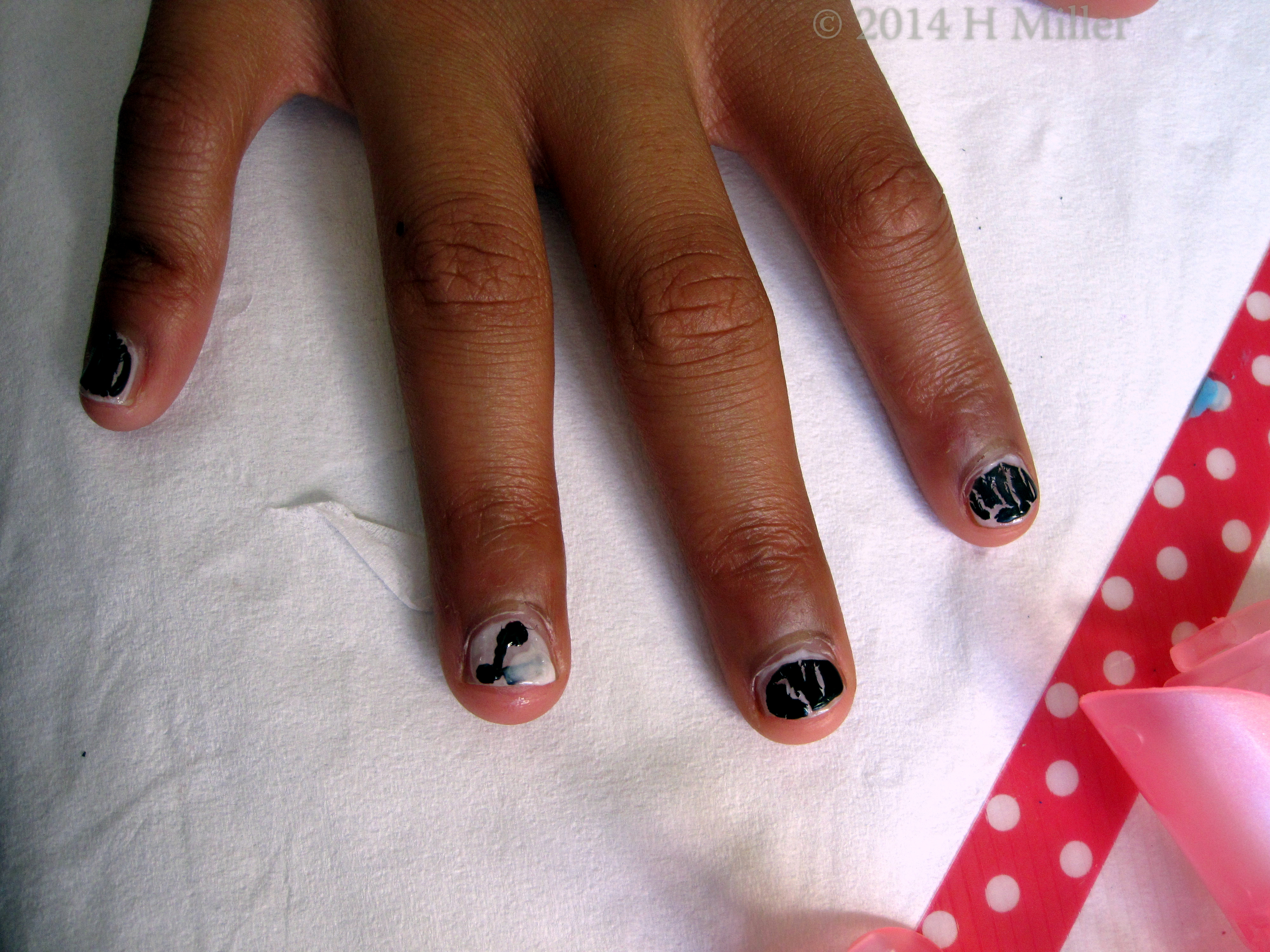 Black Crackle Over White With Muaisc Note. Black Crackle Over White With Muaisc Note.