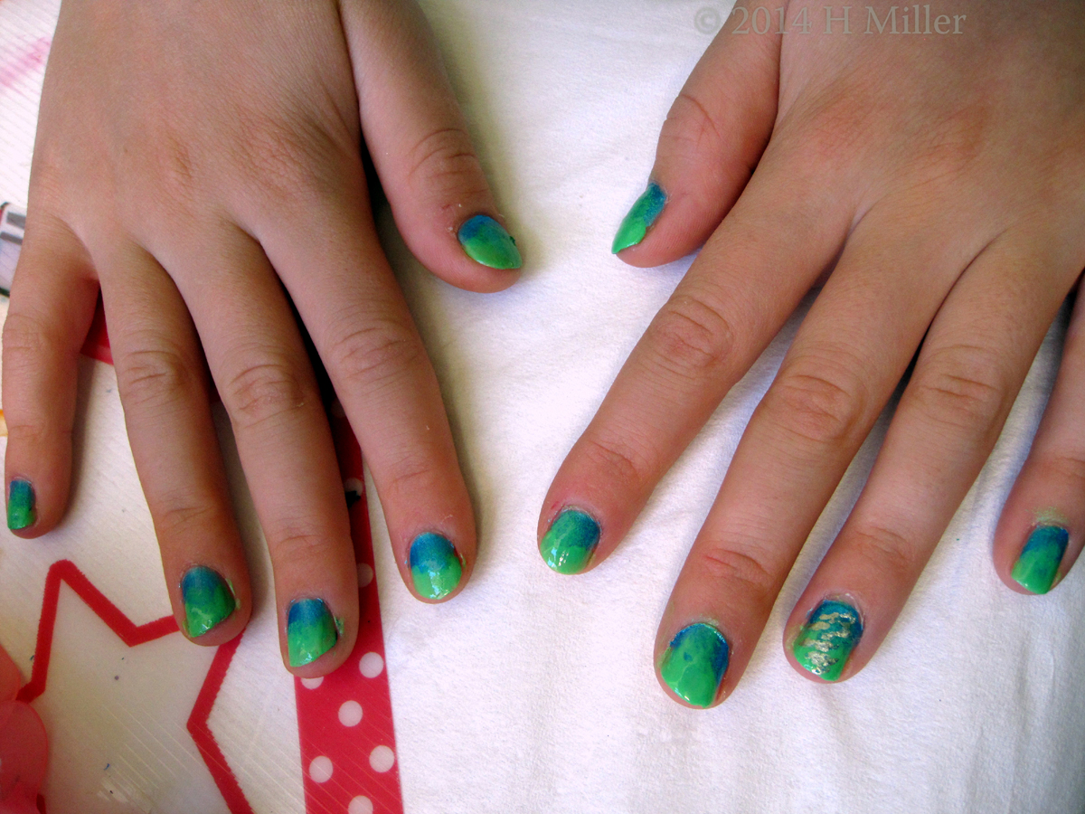 Ombre Nail Art Blue And Green Blended With Silver On One Nail. 