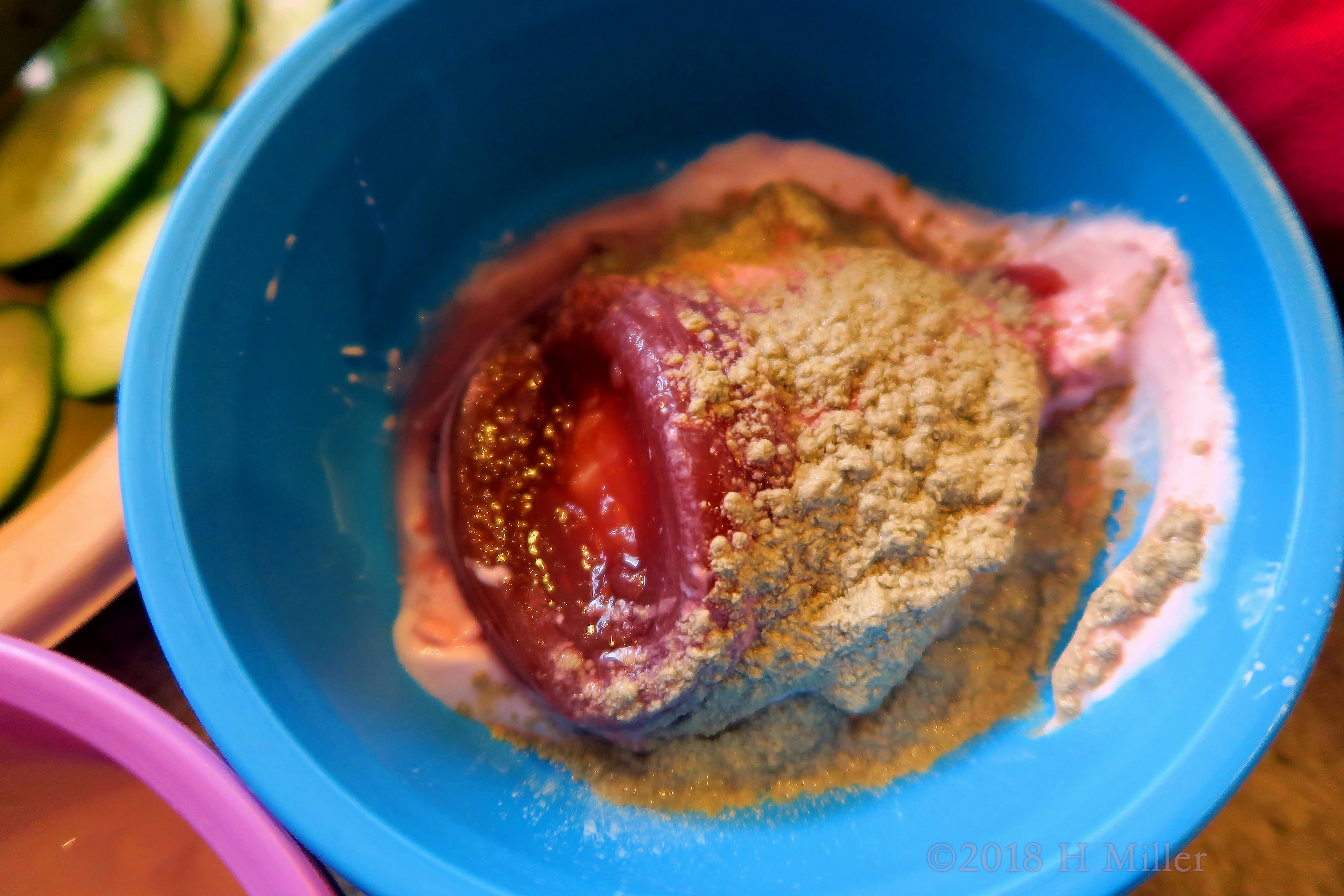 Bowl Of The Blueberry And Green Clay Facial Ingredients To Get A Glistening Look! 