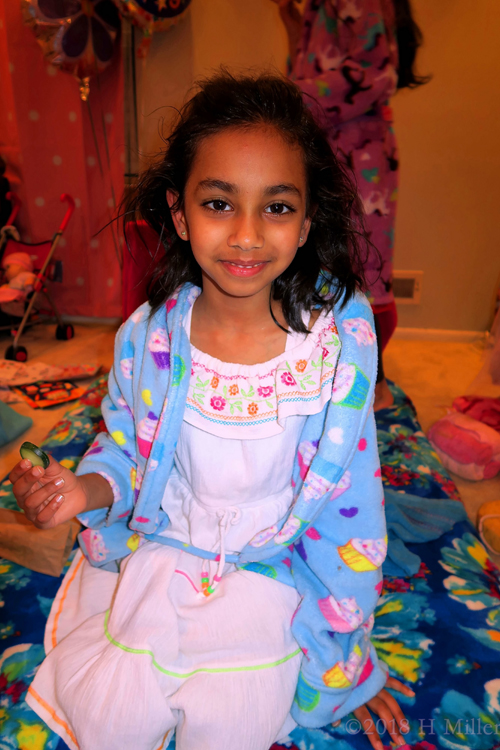 Another Girl After Her Facial With A Slice Of Cuke! Another Girl After Her Facial With A Slice Of Cuke!