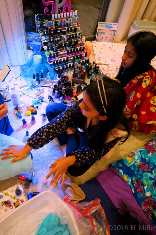 She Got A Shiny Transparent Shade For Her Mini Mani! She Got A Shiny Transparent Shade For Her Mini Mani!