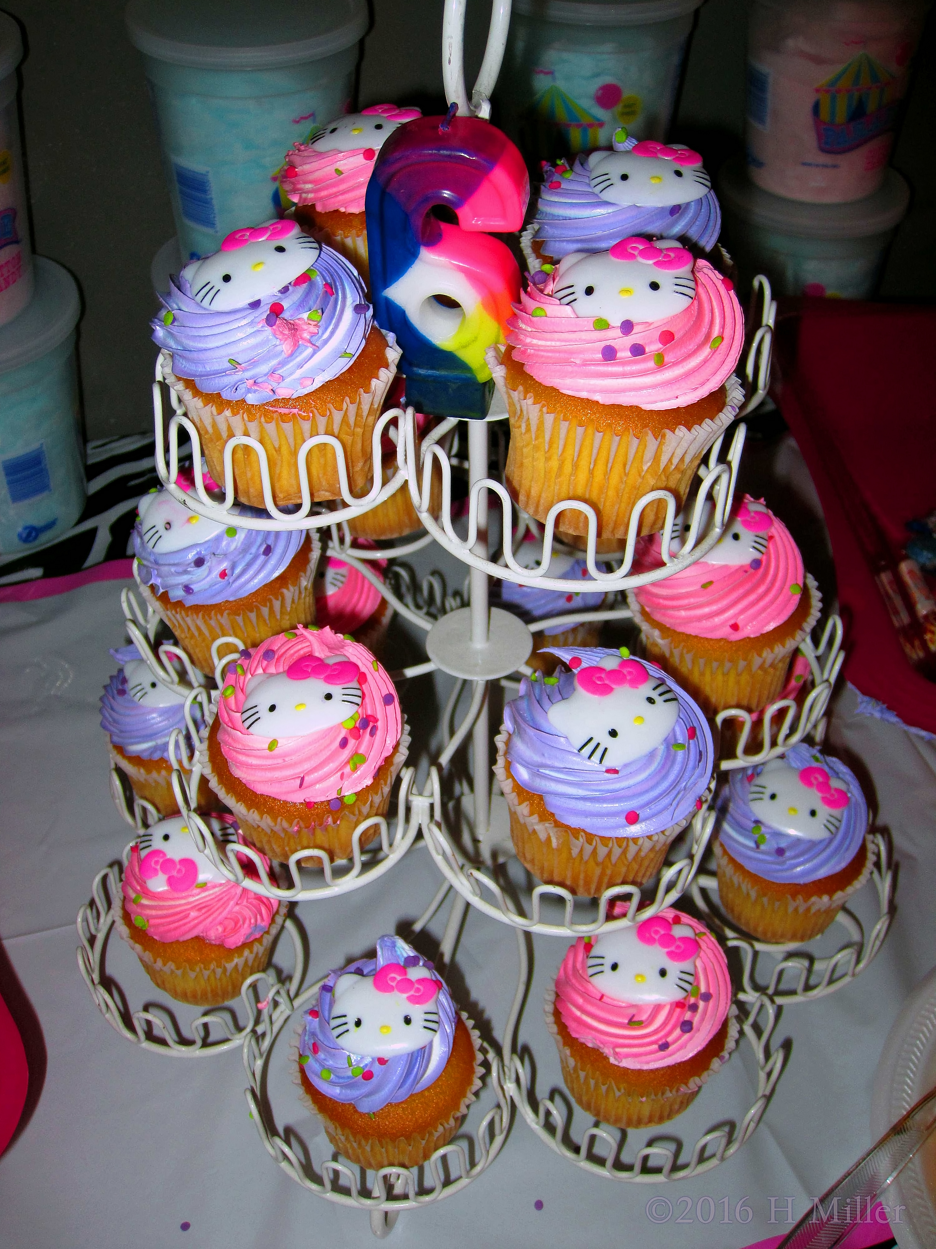 Cute Hello Kitty Sixth Birthday Cupcakes 