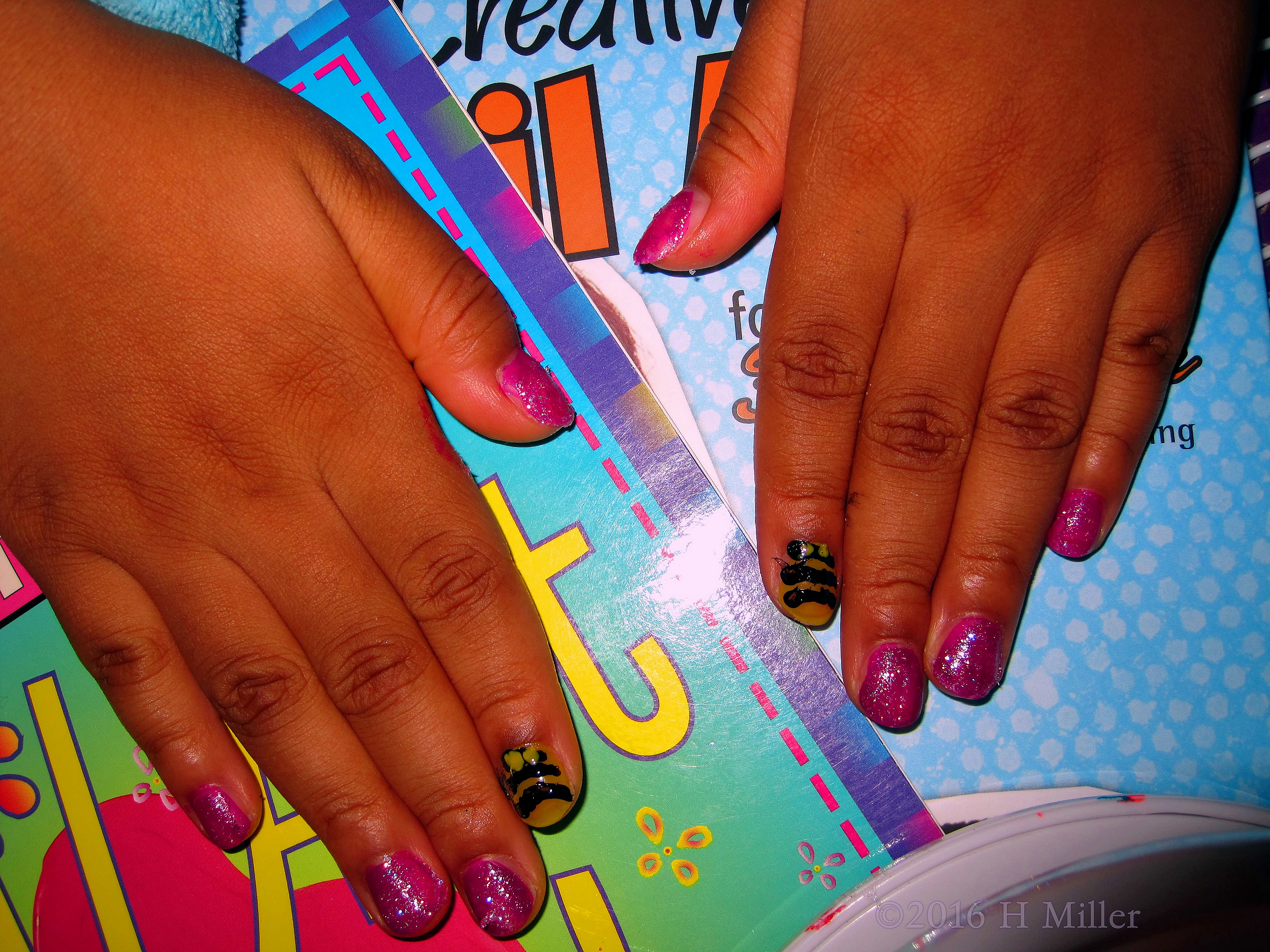 Sparkly Bee Mini Mani. Sparkly Bee Mini Mani.