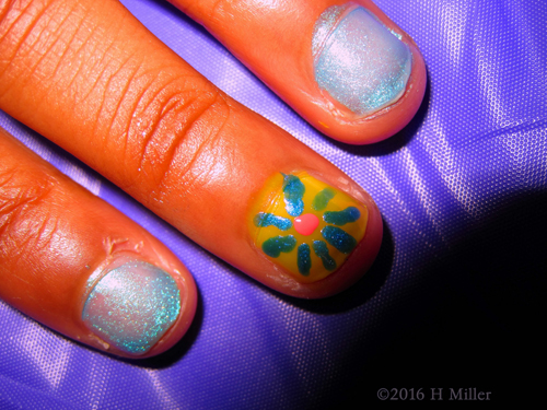 Awesome Flower Girls Manicure Art Awesome Flower Girls Manicure Art