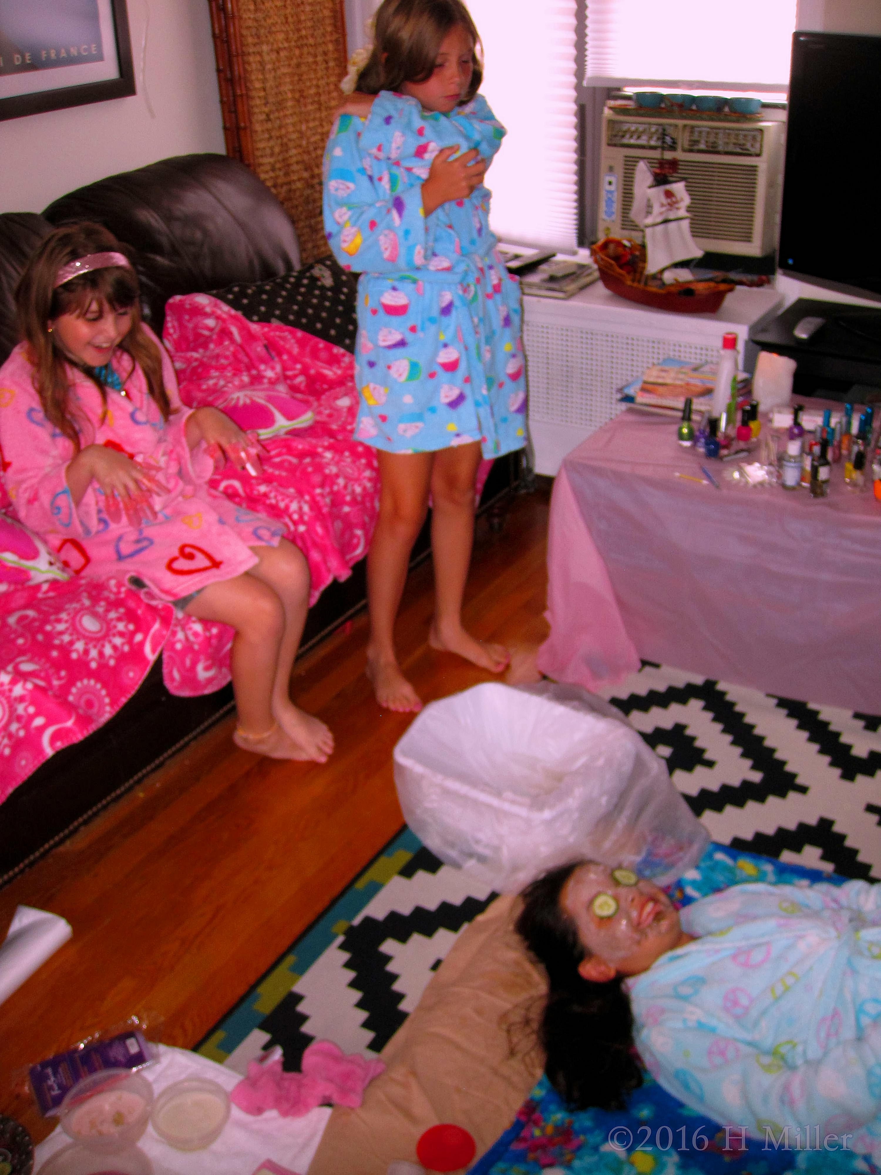 Chatting With Friends In The Home Spa Chatting With Friends In The Home Spa