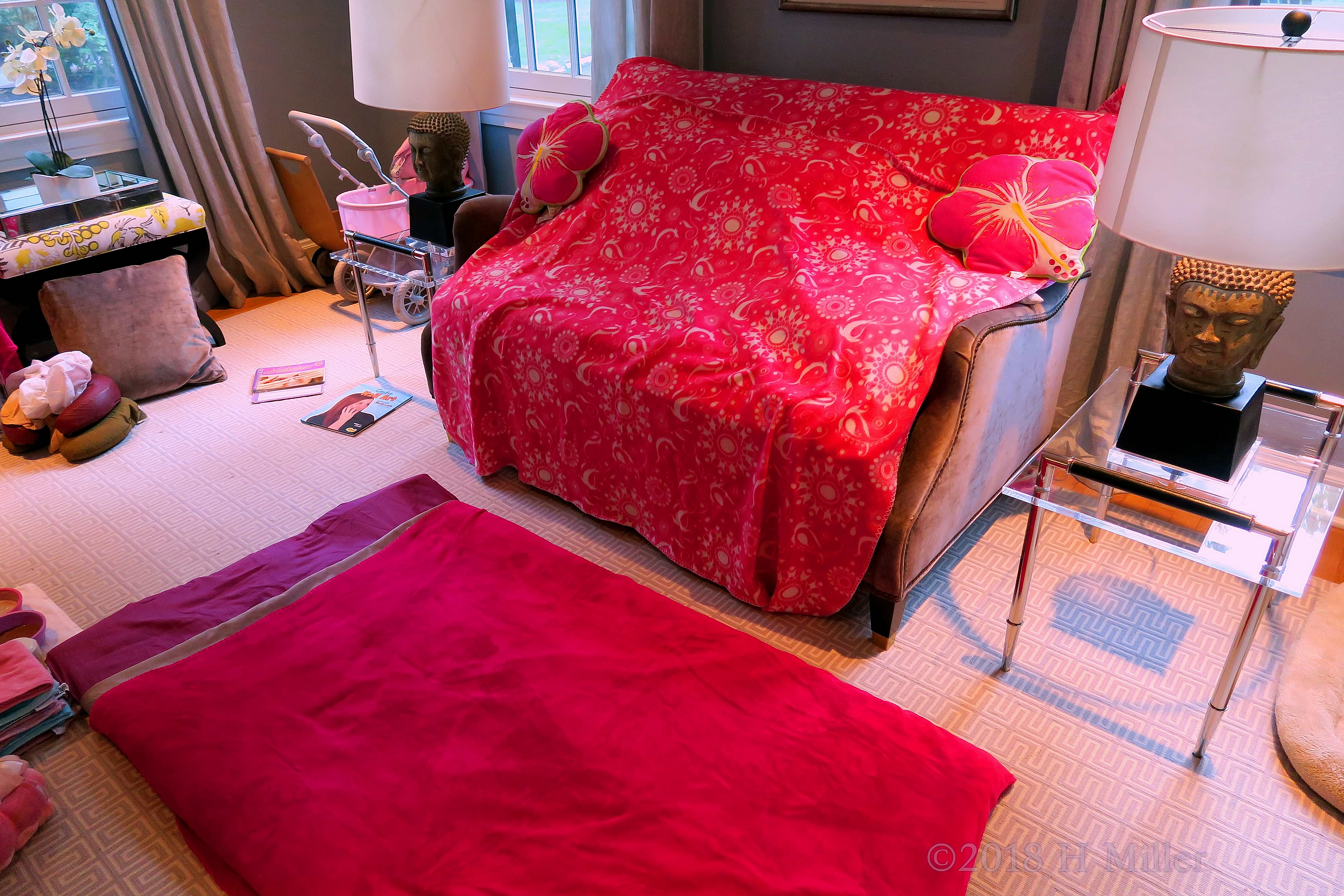 Beautiful Spa Throws With Flower Shaped Cushions On The Spa Couch For The Kids! Beautiful Spa Throws With Flower Shaped Cushions On The Spa Couch For The Kids!