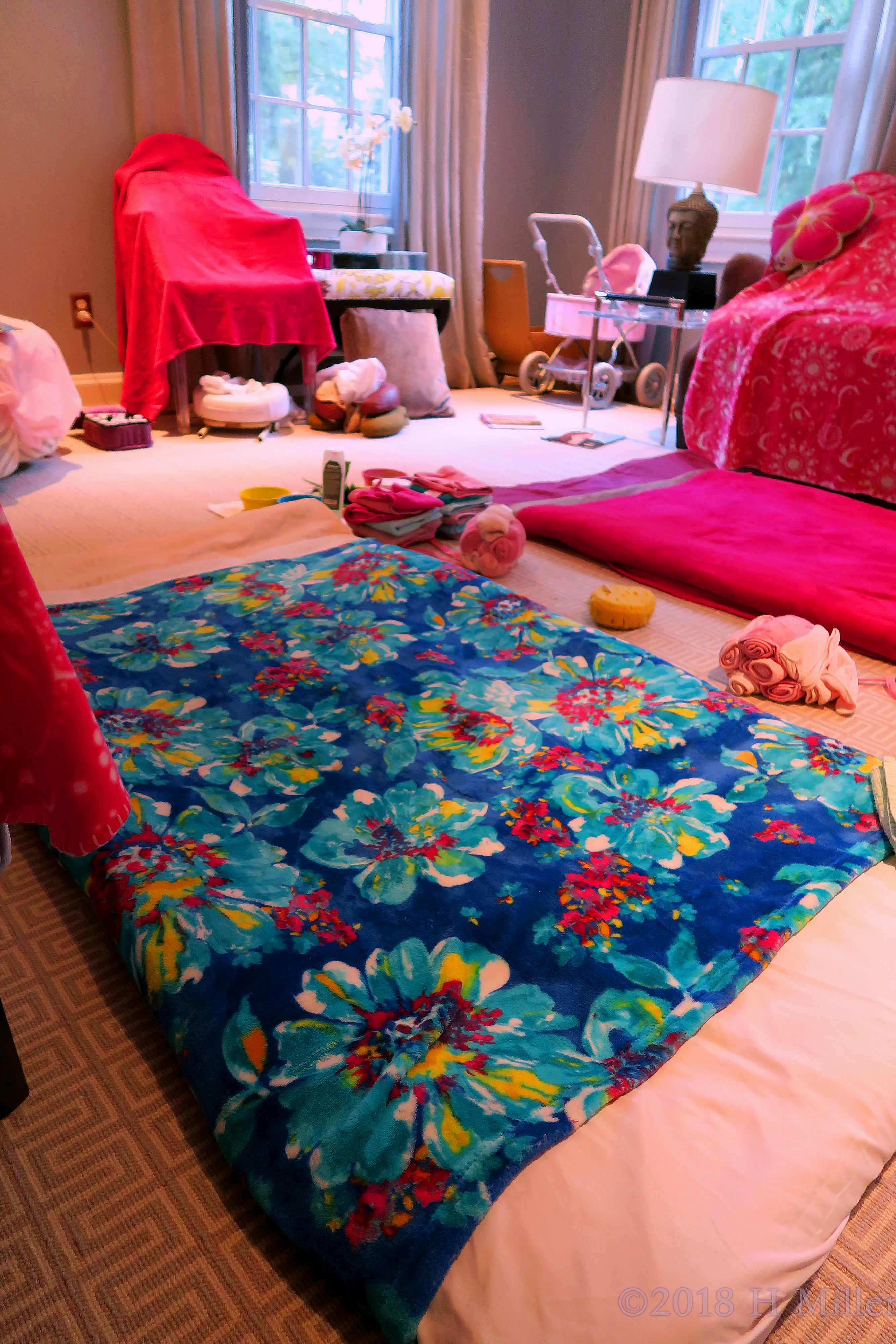 Facial Mats And Decorated Spa Couches For Refreshing Kids Facials And Massages. Facial Mats And Decorated Spa Couches For Refreshing Kids Facials And Massages.